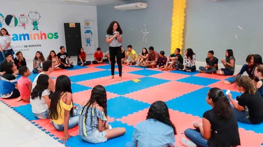 adolescentes brincando de telefone sem fio dinamicas para aulas ebd EBD Hoje - Escola Dominical Dinâmicas para EBD: Veja 20 sugestões de brincadeiras Adolescentes em roda na sala de aula brincando de telefone sem fio, dinâmicas para aulas da EBD.