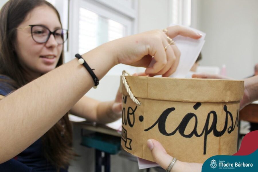 dinamicas para ebd capsula do tempo EBD Hoje - Escola Dominical Dinâmicas para EBD: Veja 20 sugestões de brincadeiras Mulher colocando um papel dentro de uma caixa, escrito cápsula do tempo. Dinâmicas para Aulas da EBD.