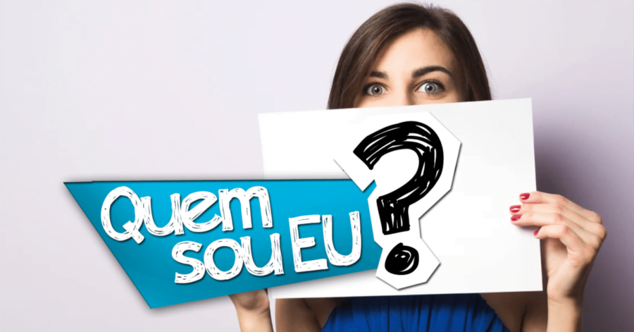 dinamicas para ebd quem sou eu EBD Hoje - Escola Dominical Dinâmicas para EBD: Veja 20 sugestões de brincadeiras Mulher com cartaz desenhado com ponto de interrogação e a frase: "quem sou eu", dinâmicas para EBD.