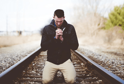 O que significa orar com fé? – EBD Hoje