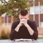 Quando a oração piora a ansiedade – EBD Hoje