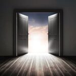 10 Versículos sobre a porta que Deus abre ninguém fecha – EBD Hoje