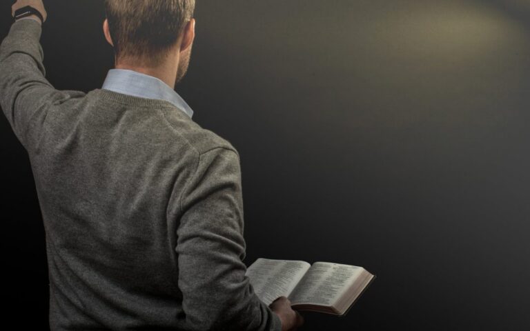 8 Versículos sobre Pregar a Bíblia – EBD Hoje